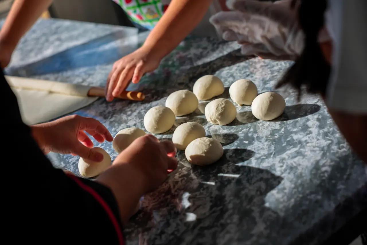 Konak Belediyesi ve İzmir Büyükşehir Belediyesi Meslek Fabrikası işbirliğiyle düzenlenen Geleneksel Hamur Ürünleri Yapımı Kursu ilk mezunlarını verdi. Kursu başarıyla tamamlayan katılımcılara sertifikalarının verildiği törende konuşan Başkan Mutlu, “Kadınların, iş hayatının, üretimin içinde olması ve kendi ekonomik özgürlüğüne kavuşması gerektiğine çok inanıyoruz. Konak’ta her kadının görünür olduğu, güçlü olduğu ve ayaklarının üzerinde durduğu bir kent hayal ediyoruz” dedi.