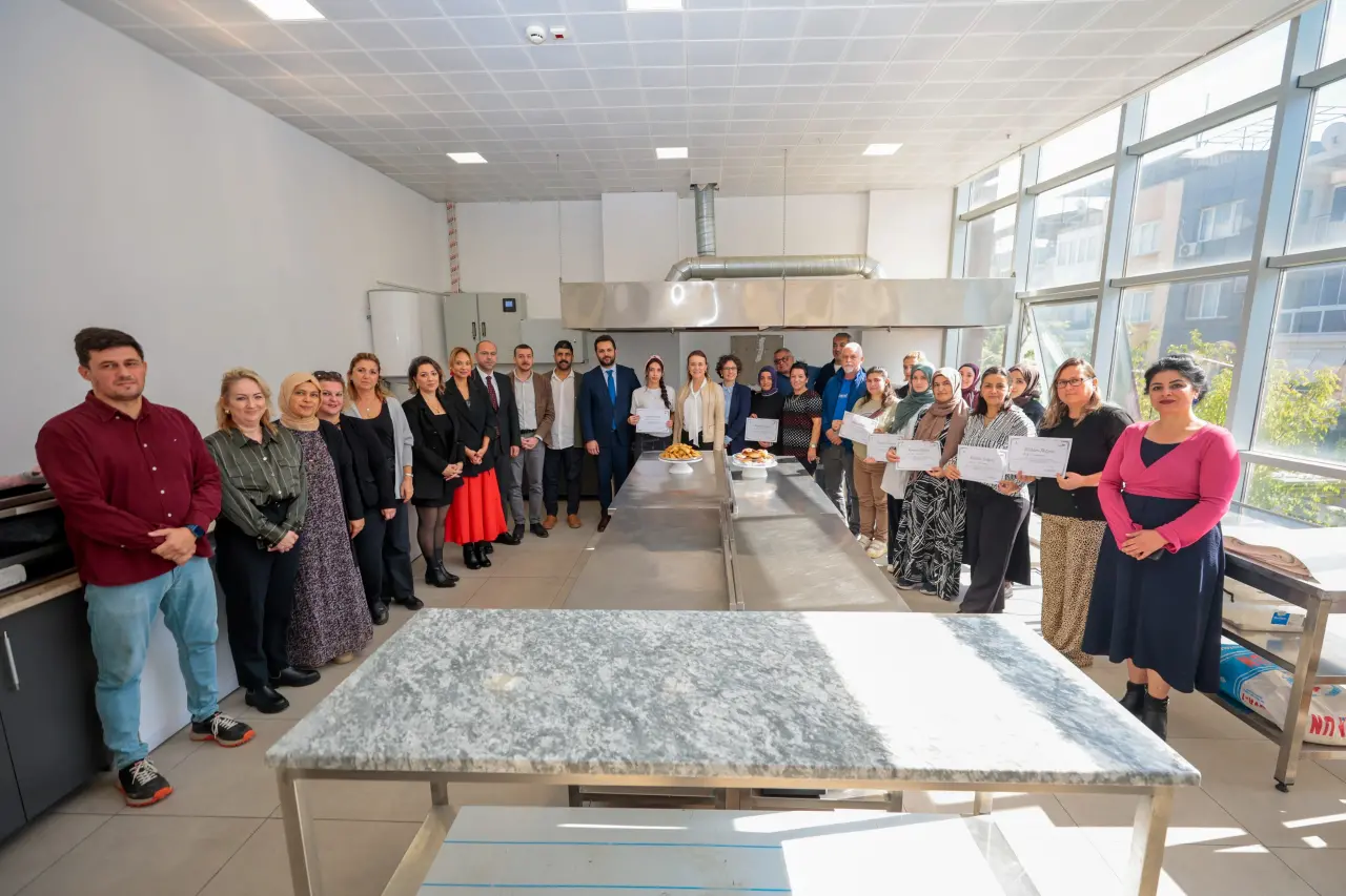 Konak Belediyesi ve İzmir Büyükşehir Belediyesi Meslek Fabrikası işbirliğiyle düzenlenen Geleneksel Hamur Ürünleri Yapımı Kursu ilk mezunlarını verdi. Kursu başarıyla tamamlayan katılımcılara sertifikalarının verildiği törende konuşan Başkan Mutlu, “Kadınların, iş hayatının, üretimin içinde olması ve kendi ekonomik özgürlüğüne kavuşması gerektiğine çok inanıyoruz. Konak’ta her kadının görünür olduğu, güçlü olduğu ve ayaklarının üzerinde durduğu bir kent hayal ediyoruz” dedi.