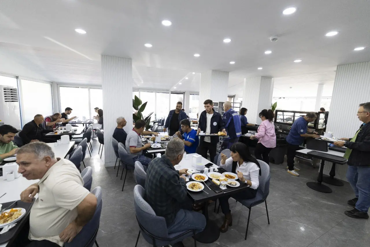 Balçova Belediye Başkanı Onur Yiğit, bugün Kent Lokantası’nı ziyaret ederek hem vatandaşlara yemek dağıttı hem de vatandaşlarla birlikte öğle yemeği yedi.