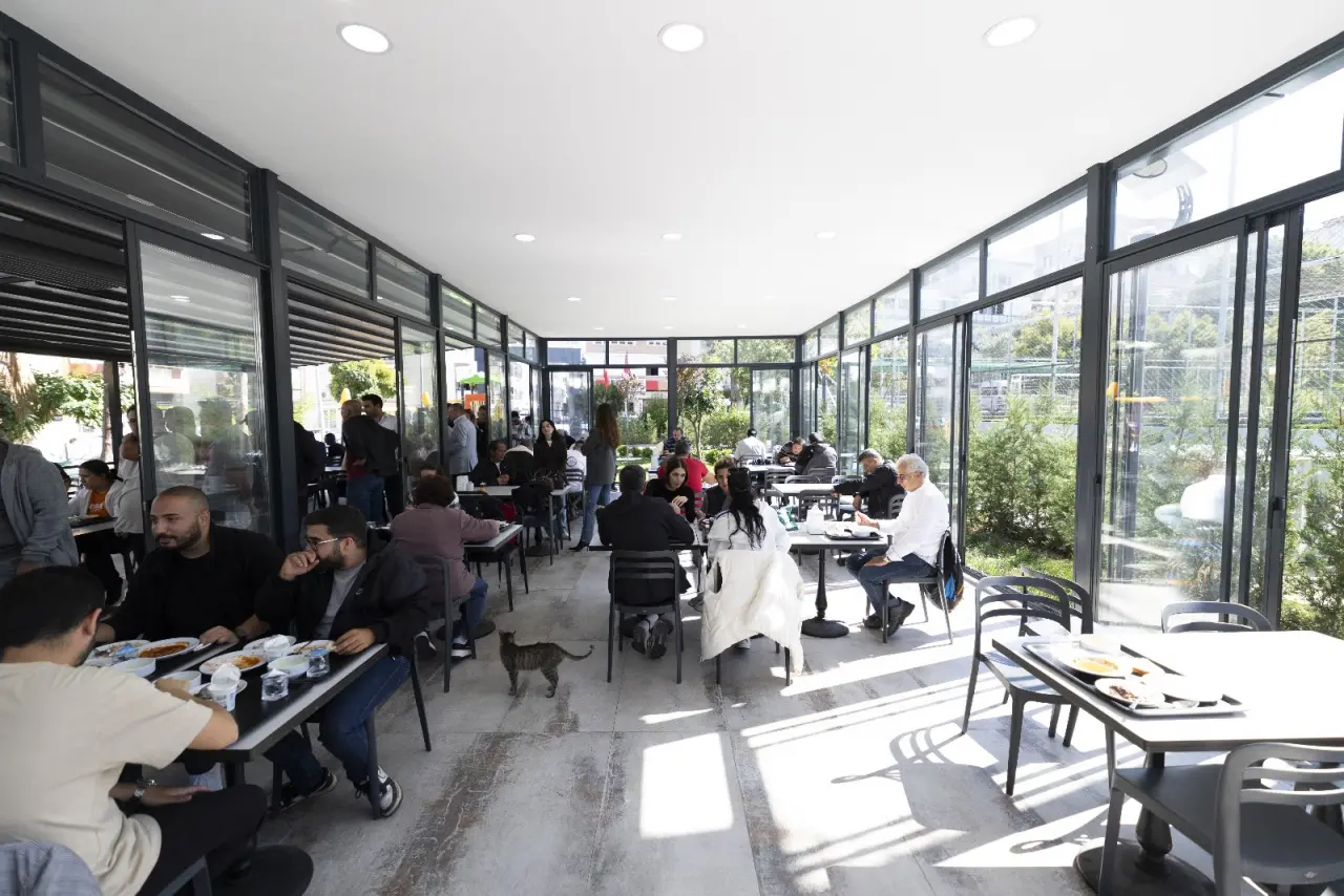 Balçova Belediye Başkanı Onur Yiğit, bugün Kent Lokantası’nı ziyaret ederek hem vatandaşlara yemek dağıttı hem de vatandaşlarla birlikte öğle yemeği yedi.