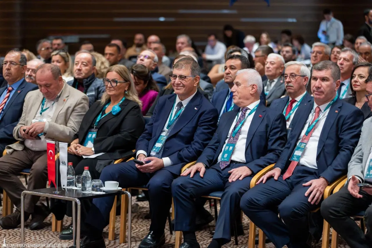 İzmir Büyükşehir Belediye Başkanı Dr. Cemil Tugay'ın başkanlığındaki Türkiye Sağlıklı Kentler Birliği'nin 44. Olağan Meclis Toplantısı, İzmir Büyükşehir Belediyesi'nin ev sahipliğinde yapıldı. Meclis toplantısının açılışında konuşan Başkan Dr. Cemil Tugay, dünyayı tehdit eden iklim krizi ve karbon emisyonu artışına dikkat çekerek bunu durdurmak için katı kararların alınması gerektiğini söyledi. Başkan Tugay, iklim krizi ile mücadelede birliğin önemli çalışmalar yürüttüğünü aktardı. 