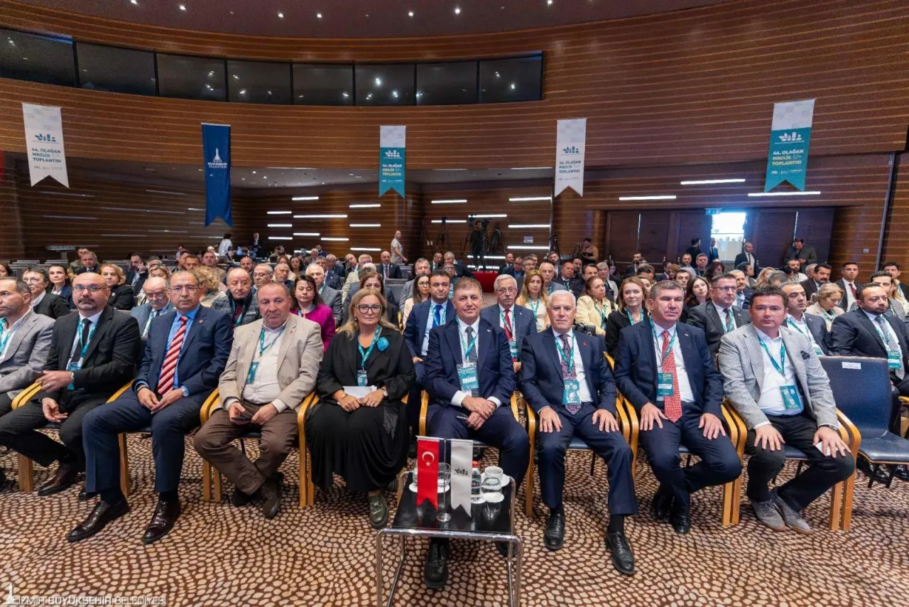 İzmir Büyükşehir Belediye Başkanı Dr. Cemil Tugay'ın başkanlığındaki Türkiye Sağlıklı Kentler Birliği'nin 44. Olağan Meclis Toplantısı, İzmir Büyükşehir Belediyesi'nin ev sahipliğinde yapıldı. Meclis toplantısının açılışında konuşan Başkan Dr. Cemil Tugay, dünyayı tehdit eden iklim krizi ve karbon emisyonu artışına dikkat çekerek bunu durdurmak için katı kararların alınması gerektiğini söyledi. Başkan Tugay, iklim krizi ile mücadelede birliğin önemli çalışmalar yürüttüğünü aktardı. 