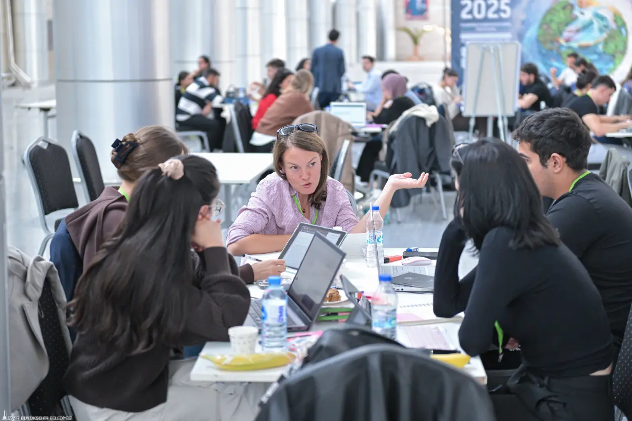 İzmir Büyükşehir Belediyesi ev sahipliğinde Fuar İzmir’de gerçekleştirilen LOGISTECH – 4. Lojistik, Depolama ve Teknolojileri Fuarı kapsamında, DEKATHON 2025 – Ulaşımda Karbonsuzlaşma İdeathonu tamamlandı. İki gün süren etkinlikte gençler, sürdürülebilir ulaşım için yenilikçi projeler geliştirirken, taşımacılıkta boş dönüşleri azaltan, online alışverişte karbon salımını düşüren ve atık yağların geri dönüşümünü artıran fikirler ödül aldı. 