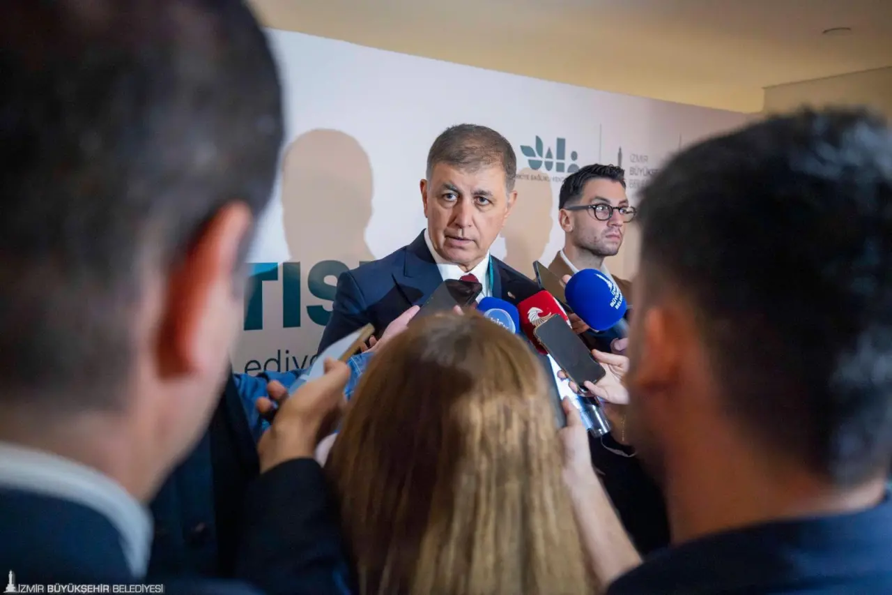 İzmir Büyükşehir Belediye Başkanı Dr. Cemil Tugay, Türkiye Sağlıklı Kentler Birliği'nin 44. Olağan Meclis Toplantısı'nın açılışının ardından basın mensuplarının sorularını yanıtladı. Kentin gündemini meşgul eden atık bertarafı konusuna değinen Başkan Tugay, “Kimsenin şüphesi olmasın. Harmandalı'yı çok uzun süreler kullanma gibi bir düşüncemiz yok.  Şehrin en az üç noktasında farklı tesisler kurmak için çok ciddi adımlar atıyoruz” dedi.