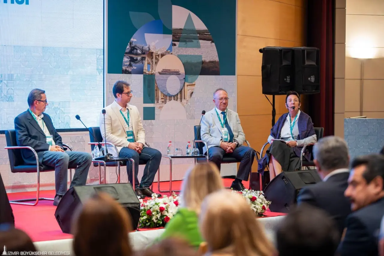 İzmir Büyükşehir Belediye Başkanı Dr. Cemil Tugay'ın başkanı olduğu Türkiye Sağlıklı Kentler Birliği'nin 44. Olağan Meclis Toplantısı, İzmir Büyükşehir Belediyesi'nin ev sahipliğinde başladı. “Su Yönetimi ve Kuraklıkla Mücadele Stratejileri” başlıklı bir panelin de düzenlendiği toplantının açılışında konuşan Başkan Dr. Cemil Tugay, su krizi ve kuraklığa değinerek, “Su krizi ile mücadelede geri kazanıma, toplama-tutma sistemlerine ve adil paylaşıma dayalı bir yeni düzeni yerel yönetimlerin merkezine yerleştirmeliyiz. Kentlerimizin geleceğini yeni sistemleri yerel düzeyde uygulama yeteneği belirleyecek ” şeklinde konuştu. 