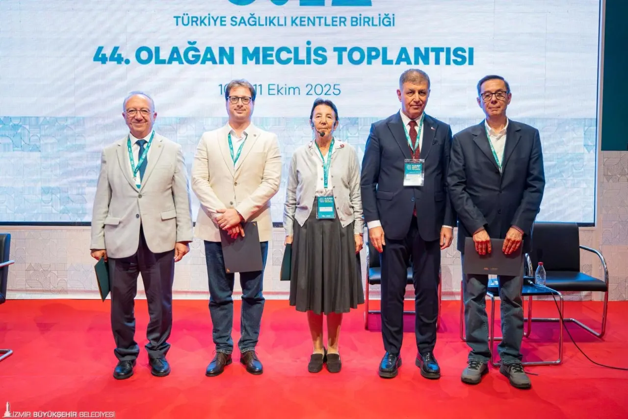 İzmir Büyükşehir Belediye Başkanı Dr. Cemil Tugay'ın başkanı olduğu Türkiye Sağlıklı Kentler Birliği'nin 44. Olağan Meclis Toplantısı, İzmir Büyükşehir Belediyesi'nin ev sahipliğinde başladı. “Su Yönetimi ve Kuraklıkla Mücadele Stratejileri” başlıklı bir panelin de düzenlendiği toplantının açılışında konuşan Başkan Dr. Cemil Tugay, su krizi ve kuraklığa değinerek, “Su krizi ile mücadelede geri kazanıma, toplama-tutma sistemlerine ve adil paylaşıma dayalı bir yeni düzeni yerel yönetimlerin merkezine yerleştirmeliyiz. Kentlerimizin geleceğini yeni sistemleri yerel düzeyde uygulama yeteneği belirleyecek ” şeklinde konuştu. 