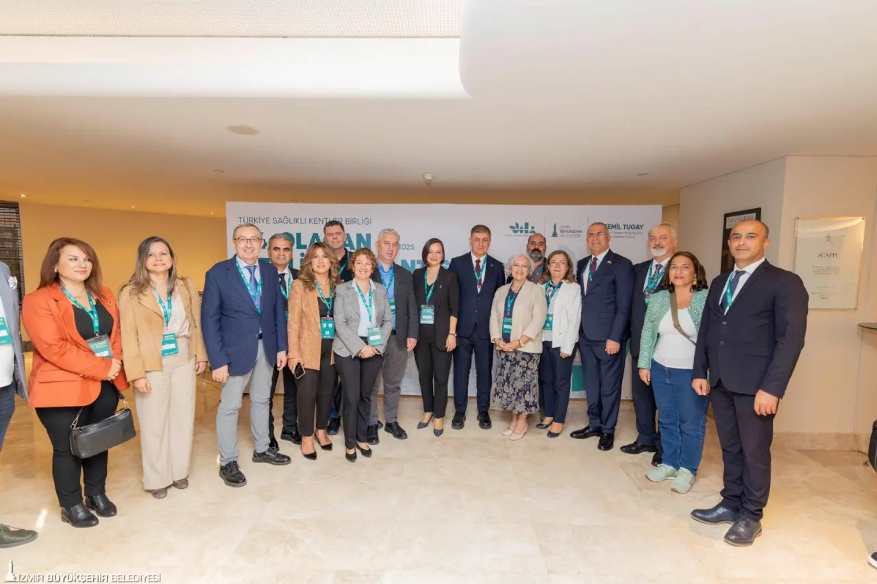 İzmir Büyükşehir Belediye Başkanı Dr. Cemil Tugay'ın başkanı olduğu Türkiye Sağlıklı Kentler Birliği'nin 44. Olağan Meclis Toplantısı, İzmir Büyükşehir Belediyesi'nin ev sahipliğinde başladı. “Su Yönetimi ve Kuraklıkla Mücadele Stratejileri” başlıklı bir panelin de düzenlendiği toplantının açılışında konuşan Başkan Dr. Cemil Tugay, su krizi ve kuraklığa değinerek, “Su krizi ile mücadelede geri kazanıma, toplama-tutma sistemlerine ve adil paylaşıma dayalı bir yeni düzeni yerel yönetimlerin merkezine yerleştirmeliyiz. Kentlerimizin geleceğini yeni sistemleri yerel düzeyde uygulama yeteneği belirleyecek ” şeklinde konuştu. 
