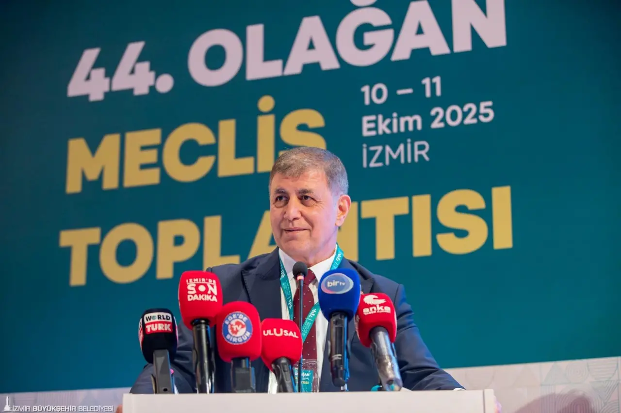 İzmir Büyükşehir Belediye Başkanı Dr. Cemil Tugay'ın başkanı olduğu Türkiye Sağlıklı Kentler Birliği'nin 44. Olağan Meclis Toplantısı, İzmir Büyükşehir Belediyesi'nin ev sahipliğinde başladı. “Su Yönetimi ve Kuraklıkla Mücadele Stratejileri” başlıklı bir panelin de düzenlendiği toplantının açılışında konuşan Başkan Dr. Cemil Tugay, su krizi ve kuraklığa değinerek, “Su krizi ile mücadelede geri kazanıma, toplama-tutma sistemlerine ve adil paylaşıma dayalı bir yeni düzeni yerel yönetimlerin merkezine yerleştirmeliyiz. Kentlerimizin geleceğini yeni sistemleri yerel düzeyde uygulama yeteneği belirleyecek ” şeklinde konuştu. 