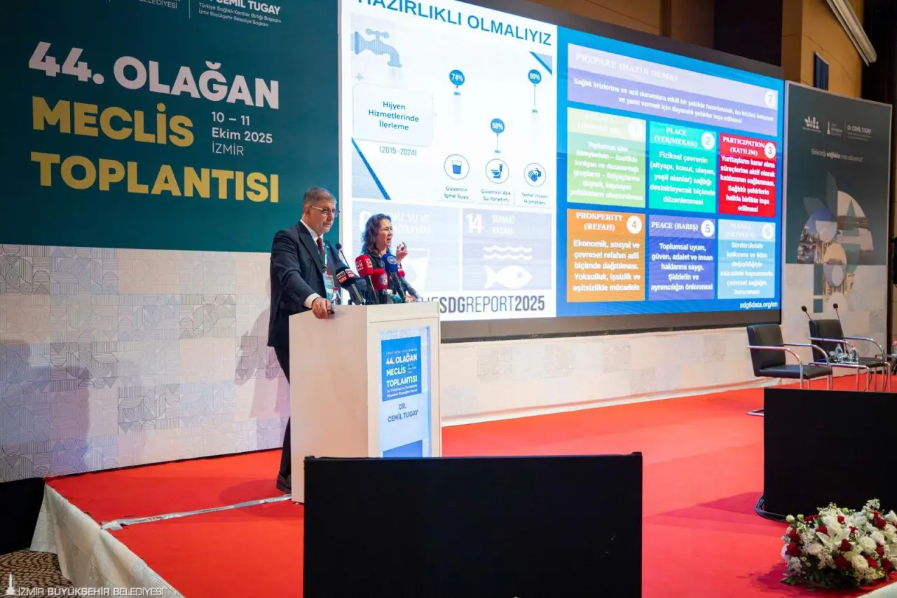 İzmir Büyükşehir Belediye Başkanı Dr. Cemil Tugay'ın başkanı olduğu Türkiye Sağlıklı Kentler Birliği'nin 44. Olağan Meclis Toplantısı, İzmir Büyükşehir Belediyesi'nin ev sahipliğinde başladı. “Su Yönetimi ve Kuraklıkla Mücadele Stratejileri” başlıklı bir panelin de düzenlendiği toplantının açılışında konuşan Başkan Dr. Cemil Tugay, su krizi ve kuraklığa değinerek, “Su krizi ile mücadelede geri kazanıma, toplama-tutma sistemlerine ve adil paylaşıma dayalı bir yeni düzeni yerel yönetimlerin merkezine yerleştirmeliyiz. Kentlerimizin geleceğini yeni sistemleri yerel düzeyde uygulama yeteneği belirleyecek ” şeklinde konuştu. 