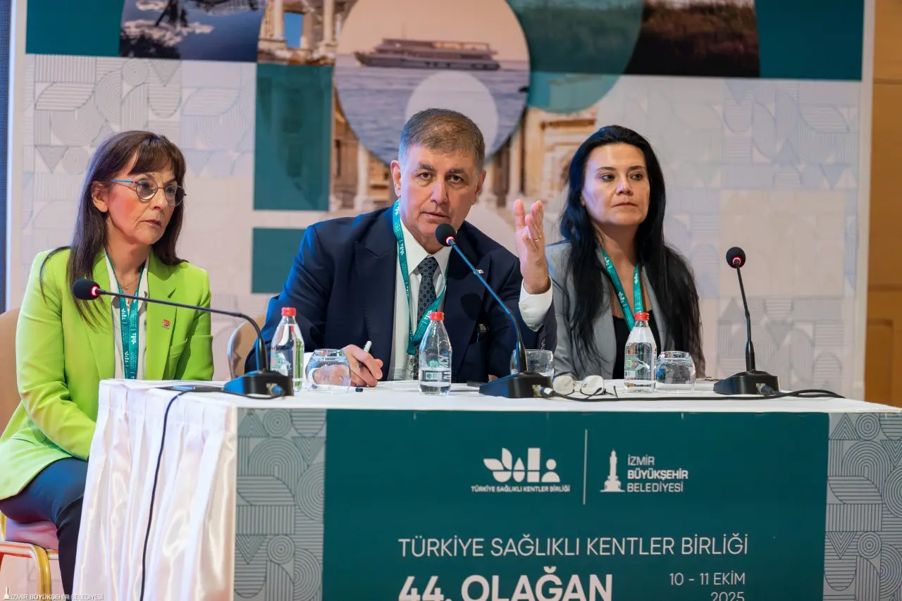 İzmir Büyükşehir Belediye Başkanı Dr. Cemil Tugay'ın başkanı olduğu Türkiye Sağlıklı Kentler Birliği'nin 44. Olağan Meclis Toplantısı sona erdi. Bu yıl 15'incisi düzenlenen Sağlıklı Şehirler En İyi Uygulama Yarışması'nda ise ödüller sahiplerini buldu. Başkan Dr. Cemil Tugay, yarışmada çeşitli kategorilerde ödül alan büyükşehir belediyelerinin ödüllerini takdim etti. 