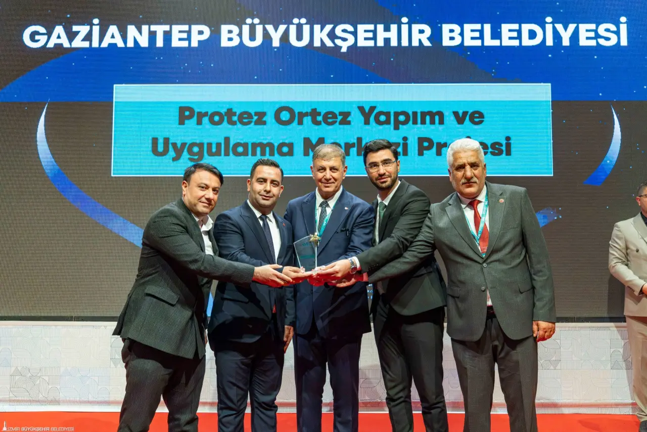 İzmir Büyükşehir Belediye Başkanı Dr. Cemil Tugay'ın başkanı olduğu Türkiye Sağlıklı Kentler Birliği'nin 44. Olağan Meclis Toplantısı sona erdi. Bu yıl 15'incisi düzenlenen Sağlıklı Şehirler En İyi Uygulama Yarışması'nda ise ödüller sahiplerini buldu. Başkan Dr. Cemil Tugay, yarışmada çeşitli kategorilerde ödül alan büyükşehir belediyelerinin ödüllerini takdim etti. 