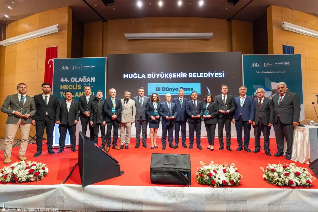 İzmir Büyükşehir Belediye Başkanı Dr. Cemil Tugay'ın başkanı olduğu Türkiye Sağlıklı Kentler Birliği'nin 44. Olağan Meclis Toplantısı sona erdi. Bu yıl 15'incisi düzenlenen Sağlıklı Şehirler En İyi Uygulama Yarışması'nda ise ödüller sahiplerini buldu. Başkan Dr. Cemil Tugay, yarışmada çeşitli kategorilerde ödül alan büyükşehir belediyelerinin ödüllerini takdim etti. 