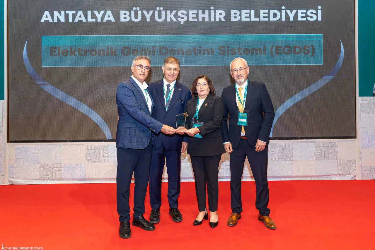 İzmir Büyükşehir Belediye Başkanı Dr. Cemil Tugay'ın başkanı olduğu Türkiye Sağlıklı Kentler Birliği'nin 44. Olağan Meclis Toplantısı sona erdi. Bu yıl 15'incisi düzenlenen Sağlıklı Şehirler En İyi Uygulama Yarışması'nda ise ödüller sahiplerini buldu. Başkan Dr. Cemil Tugay, yarışmada çeşitli kategorilerde ödül alan büyükşehir belediyelerinin ödüllerini takdim etti. 