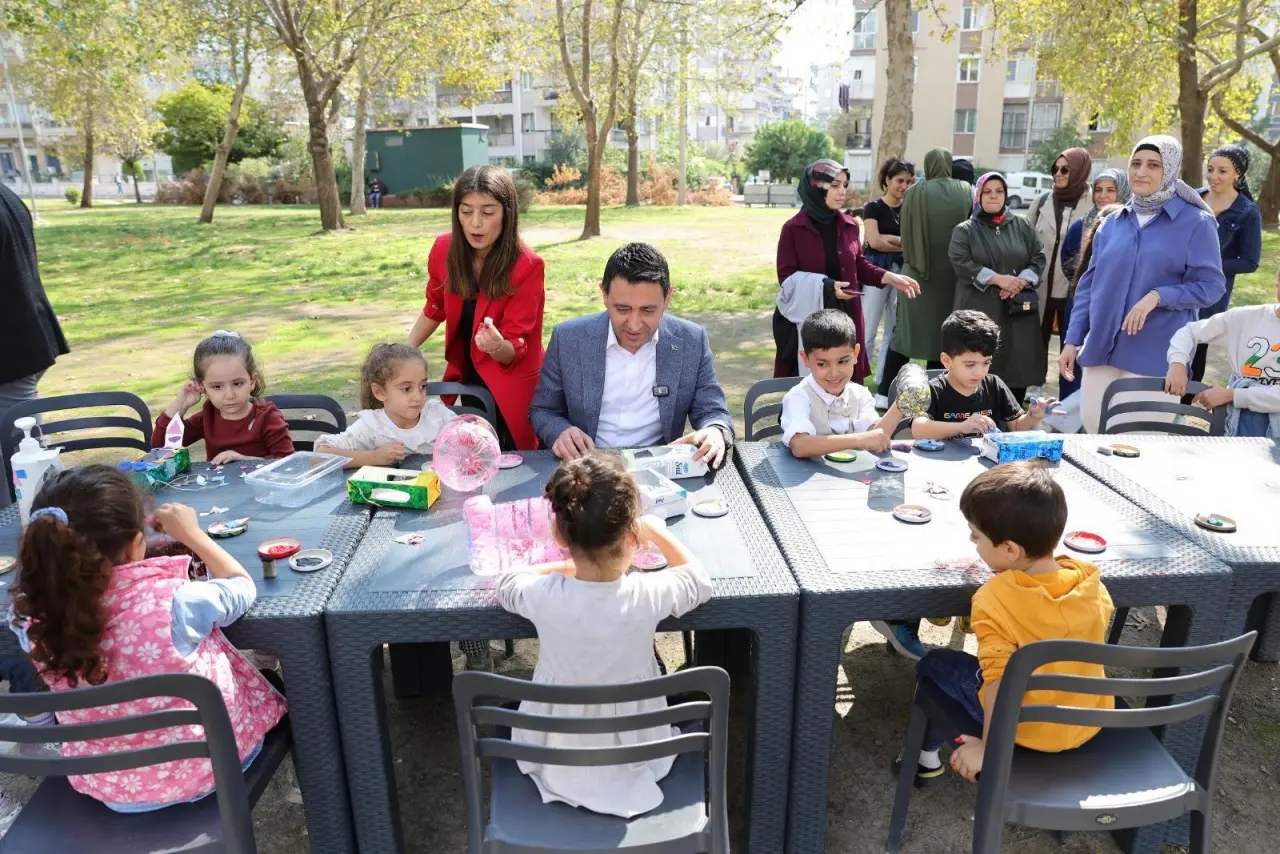 Bayraklı Belediyesi’nin “Anne Çocuk Atölyesi” projesi kapsamında düzenlenen etkinlikte, çocuklar ve anneler atık malzemelerden kuş yuvaları ve kedi evleri yaptı. Etkinliğe katılan Bayraklı Belediye Başkanı İrfan Önal, çocuklarla birlikte yuvaları hazırlayıp ağaçlara astı, kedi evlerini ise uygun alanlara yerleştirdi.