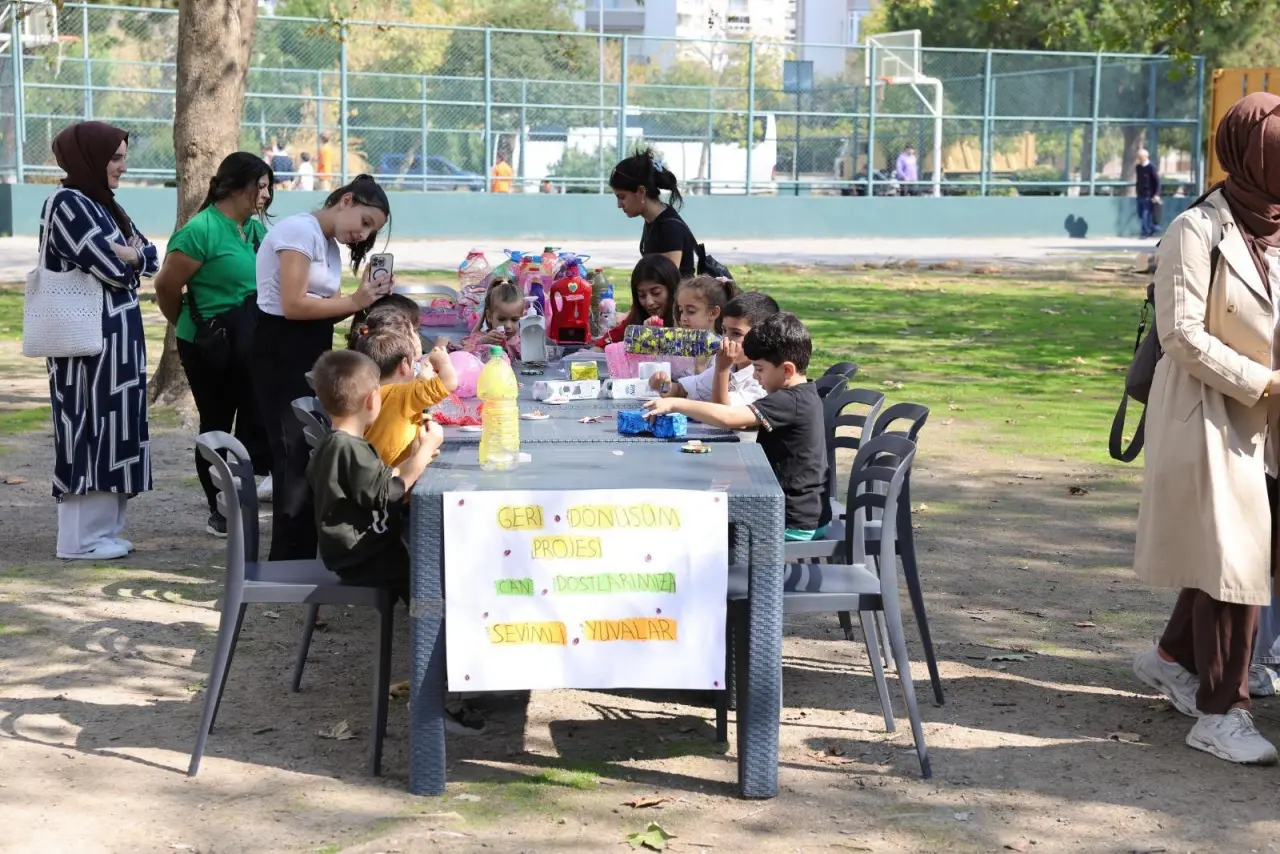 Bayraklı Belediyesi’nin “Anne Çocuk Atölyesi” projesi kapsamında düzenlenen etkinlikte, çocuklar ve anneler atık malzemelerden kuş yuvaları ve kedi evleri yaptı. Etkinliğe katılan Bayraklı Belediye Başkanı İrfan Önal, çocuklarla birlikte yuvaları hazırlayıp ağaçlara astı, kedi evlerini ise uygun alanlara yerleştirdi.