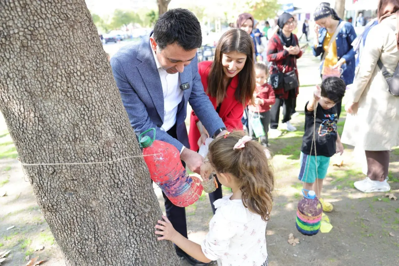 Bayraklı Belediyesi’nin “Anne Çocuk Atölyesi” projesi kapsamında düzenlenen etkinlikte, çocuklar ve anneler atık malzemelerden kuş yuvaları ve kedi evleri yaptı. Etkinliğe katılan Bayraklı Belediye Başkanı İrfan Önal, çocuklarla birlikte yuvaları hazırlayıp ağaçlara astı, kedi evlerini ise uygun alanlara yerleştirdi.