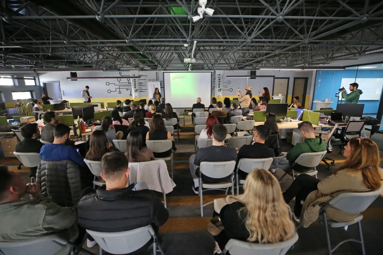 Karşıyaka Belediyesi Kolektif Girişimcilik Merkezi, Celal Bayar Üniversitesi’nde düzenlenen “Enerji ve İnovasyon Günleri” etkinliğinde yer aldı. Karşıyaka Kolektif’in tanıtıldığı etkinlik oturumunda, ilham veren girişim hikayeleri de paylaşıldı. Belediye Başkanı Yıldız Ünsal, “Gençlerin yaratıcı fikirleriyle şekillenen bir gelecek için girişimciliği ve inovasyonu desteklemeye devam edeceğiz” dedi.