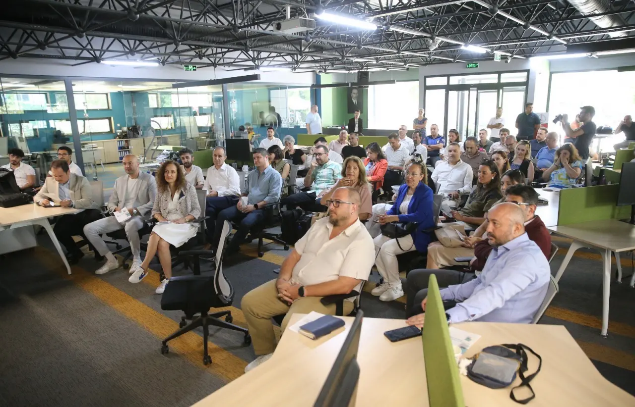 Karşıyaka Belediyesi Kolektif Girişimcilik Merkezi, Celal Bayar Üniversitesi’nde düzenlenen “Enerji ve İnovasyon Günleri” etkinliğinde yer aldı. Karşıyaka Kolektif’in tanıtıldığı etkinlik oturumunda, ilham veren girişim hikayeleri de paylaşıldı. Belediye Başkanı Yıldız Ünsal, “Gençlerin yaratıcı fikirleriyle şekillenen bir gelecek için girişimciliği ve inovasyonu desteklemeye devam edeceğiz” dedi.