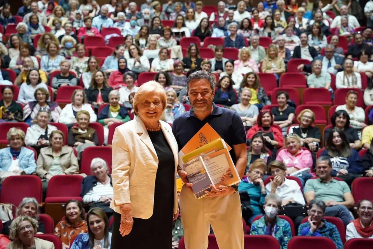 Türkiye Görme Özürlüler Kitaplığı (TÜRKGÖK) kuruluşunun 21. Yılını Eğitmen-Yazar Ahmet Şerif İzgören’in konuk konuşmacı olduğu Kitaplık Gönüllülerinin katıldığı bir etkinlik ile Ahmed Adnan Saygun Sanat Merkezi’nde kutladı. Eğitmen İzgören konuşmasına TÜRGÖK kurucu Başkanı Gültekin Yazgan’ın bir fotoğrafı ile başladı ve Kitaplığı kurarken faaliyetlerin tek bir amaca yönelik olmasının önemini özellikle belirtti.