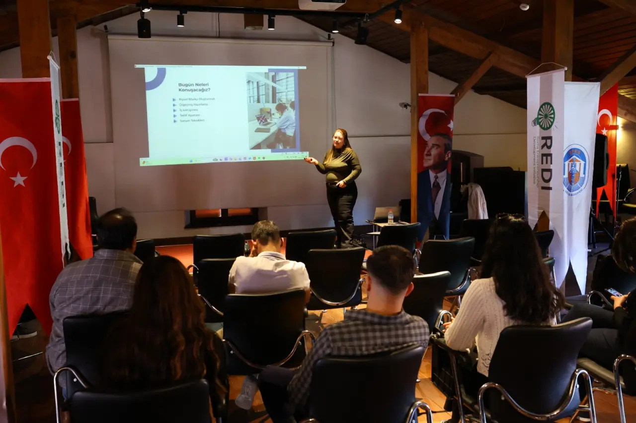 Efes Selçuk Belediyesi, REDİ Türkiye iş birliğiyle gençlerin kariyer hedeflerine ulaşmalarına destek olmak amacıyla Kariyer Rehberliği ve Özgeçmiş Hazırlama Eğitimi düzenlendi.