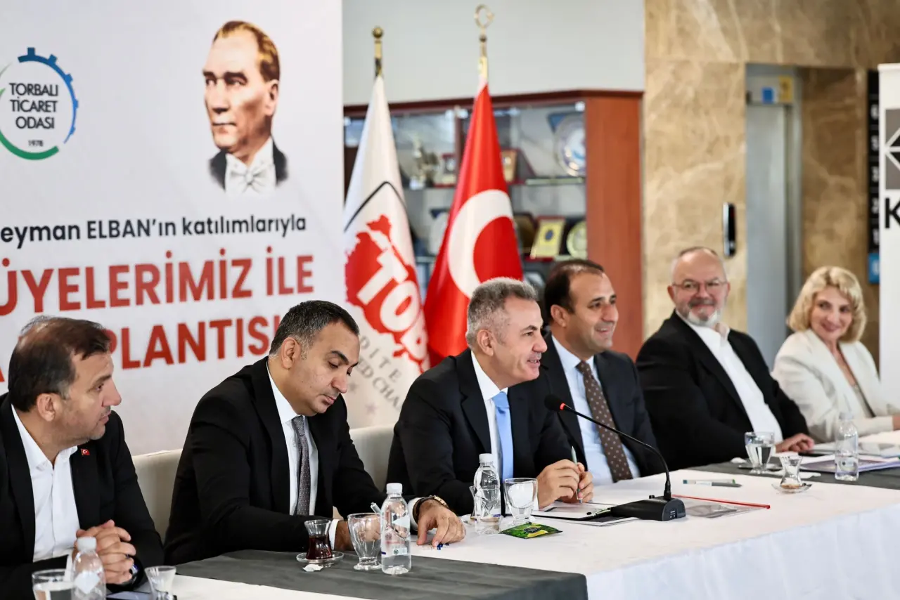 Sanayi sektörünün önde gelen isimleri, Vali Elban ile bir araya gelerek sektördeki gelişmeler, işbirlikleri ve yatırımlar üzerine fikir alışverişinde bulundu. Toplantı, iş dünyasının yeni fırsatlarını değerlendirmek için önemli bir platform sağladı.