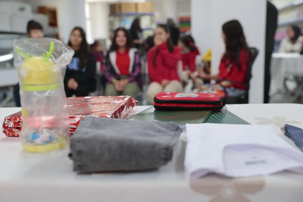 Konaklı kız çocukları Konak Belediyesi’nin kendileri için düzenlediği etkinlikte bir araya geldi. Arkadaşlarıyla geleceğe dair hayallerini paylaşan kız çocukları, belediyenin kadın bürokratlarıyla tanışarak onların yaşam ve meslek yolculuklarını dinleme fırsatı buldu. Etkinlik sonunda içinde oyuncaktan kıyafete, kırtasiye malzemesinden eğitim setine çeşitli hediyelerin ve Konak Belediye Başkanı Nilüfer Çınarlı Mutlu’nun, Dünya Kız Çocukları Günü’ne özel yazdığı mesajın yer aldığı paketler verildi.