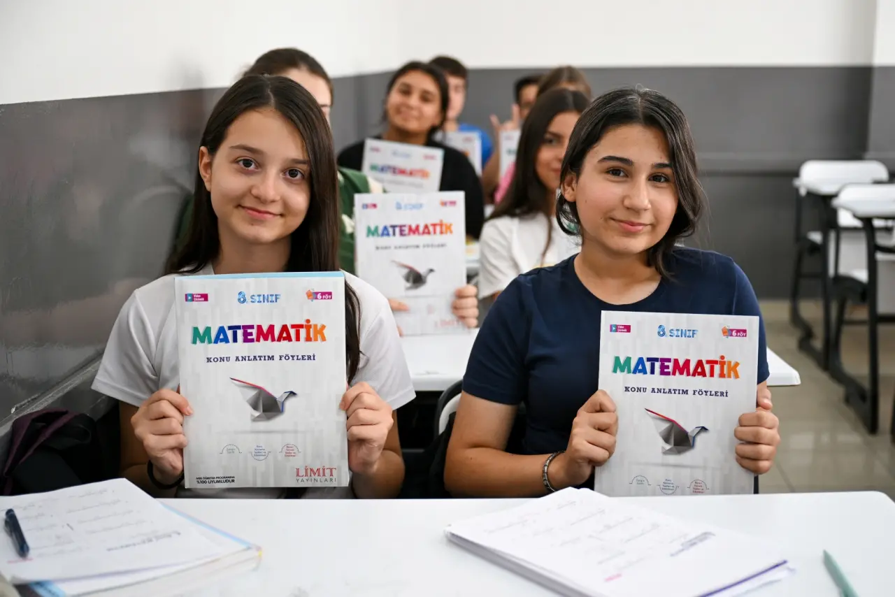 Bornova Belediyesi’nin ücretsiz eğitim desteği sunduğu BELGEM’de, yaklaşık 2 bin öğrenciye kaynak kitap, yaprak test, deneme sınavı ve rehberlik hizmeti ücretsiz sağlanıyor. 4. sınıftan mezuniyet sonrası kademelere kadar eğitim verilen merkezde öğrenciler LGS ve YKS’ye hazırlanıyor. Başkan Ömer Eşki, fırsat eşitliği için tüm imkânlarını seferber ettiklerini vurguladı.