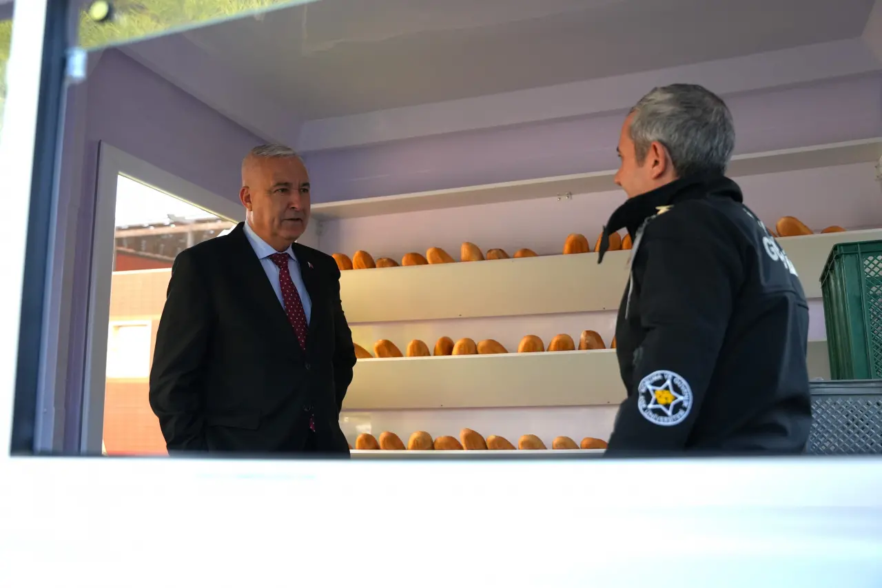 Kemalpaşa Belediyesi’nin İzmir Büyükşehir Belediyesi iş birliğiyle ilçede hayata geçirdiği Halk Ekmek uygulaması, vatandaşlardan yoğun ilgi görüyor