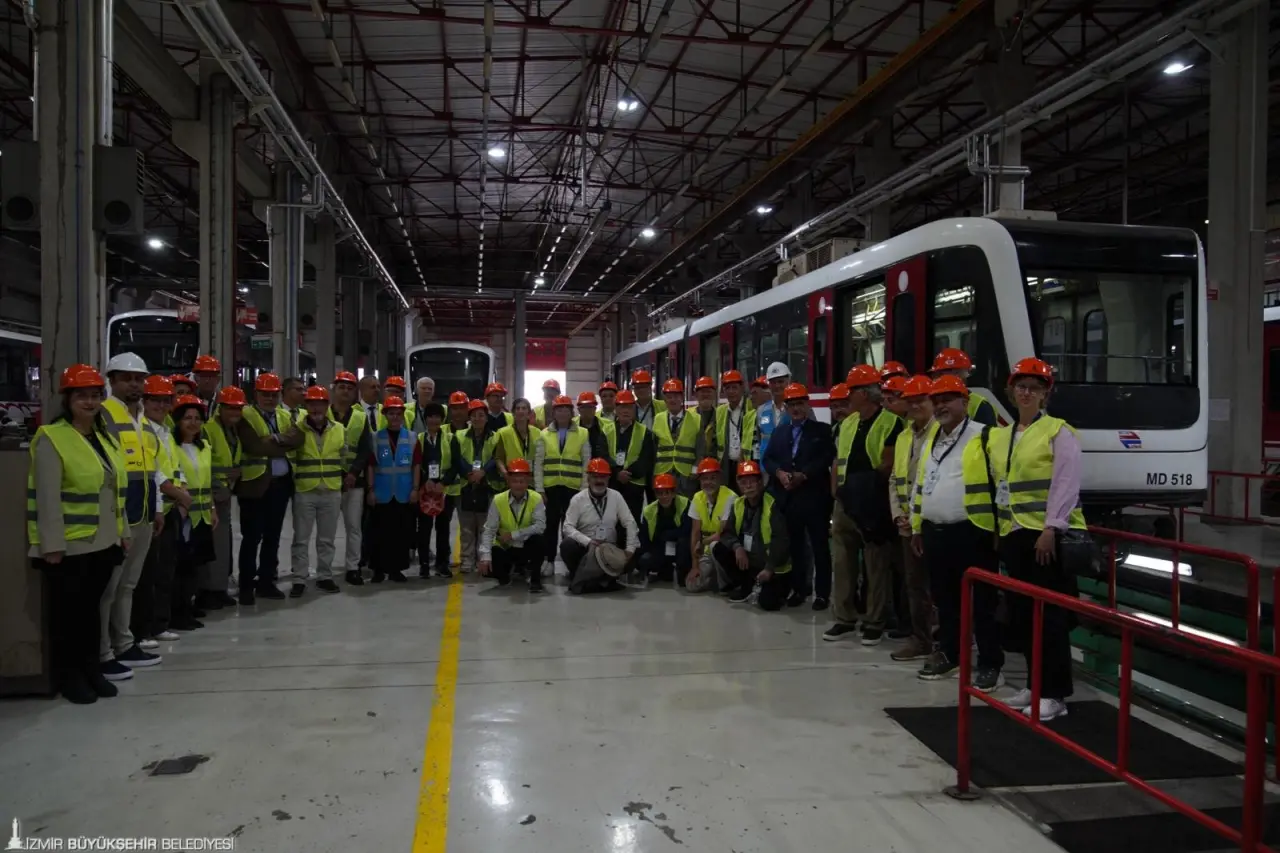 İzmir’de ilk kez 2000 yılında Üçyol-Bornova arasında hizmet vermeye başlayan İzmir Metrosu’nun yüklenicisi İsveçli ABB ile Yapı Merkezi konsorsiyumunda yer alan heyet, İzmir Metro AŞ'yi ziyaret etti. Dönemin bürokratlarının da eşlik ettiği buluşmada heyet istasyonları gezdi. 