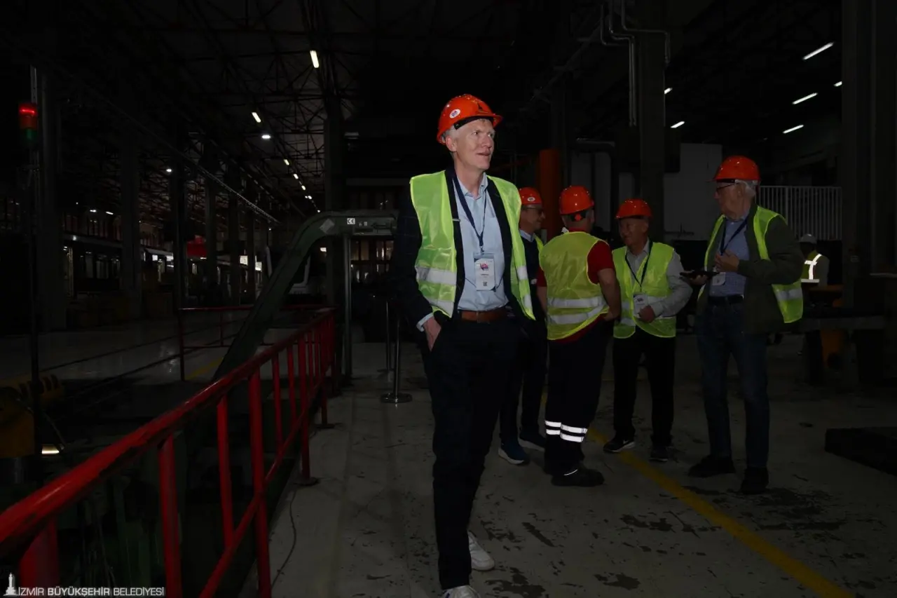İzmir’de ilk kez 2000 yılında Üçyol-Bornova arasında hizmet vermeye başlayan İzmir Metrosu’nun yüklenicisi İsveçli ABB ile Yapı Merkezi konsorsiyumunda yer alan heyet, İzmir Metro AŞ'yi ziyaret etti. Dönemin bürokratlarının da eşlik ettiği buluşmada heyet istasyonları gezdi. 