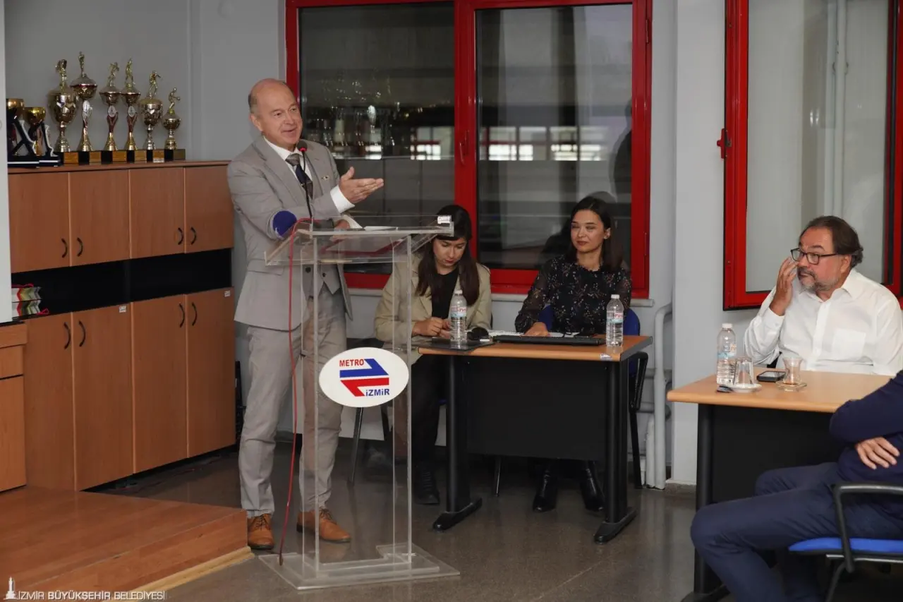 İzmir’de ilk kez 2000 yılında Üçyol-Bornova arasında hizmet vermeye başlayan İzmir Metrosu’nun yüklenicisi İsveçli ABB ile Yapı Merkezi konsorsiyumunda yer alan heyet, İzmir Metro AŞ'yi ziyaret etti. Dönemin bürokratlarının da eşlik ettiği buluşmada heyet istasyonları gezdi. 