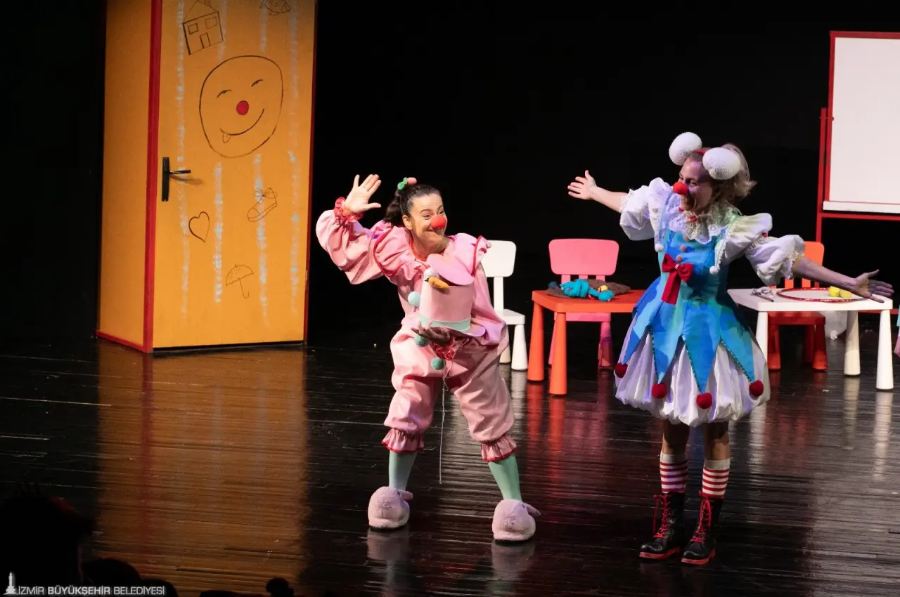 İzmir Şehir Tiyatroları, 2025-2026 tiyatro sezonunu 17 ve 18 Ekim tarihlerinde yeni sahnesi Karşıyaka Hikmet Şimşek Sahnesi’nde “Çok Tuhaf Soruşturma” oyunuyla açacak. 19 Ekim’de ise “Soytarılar Okulu” isimli çocuk oyunu var. 