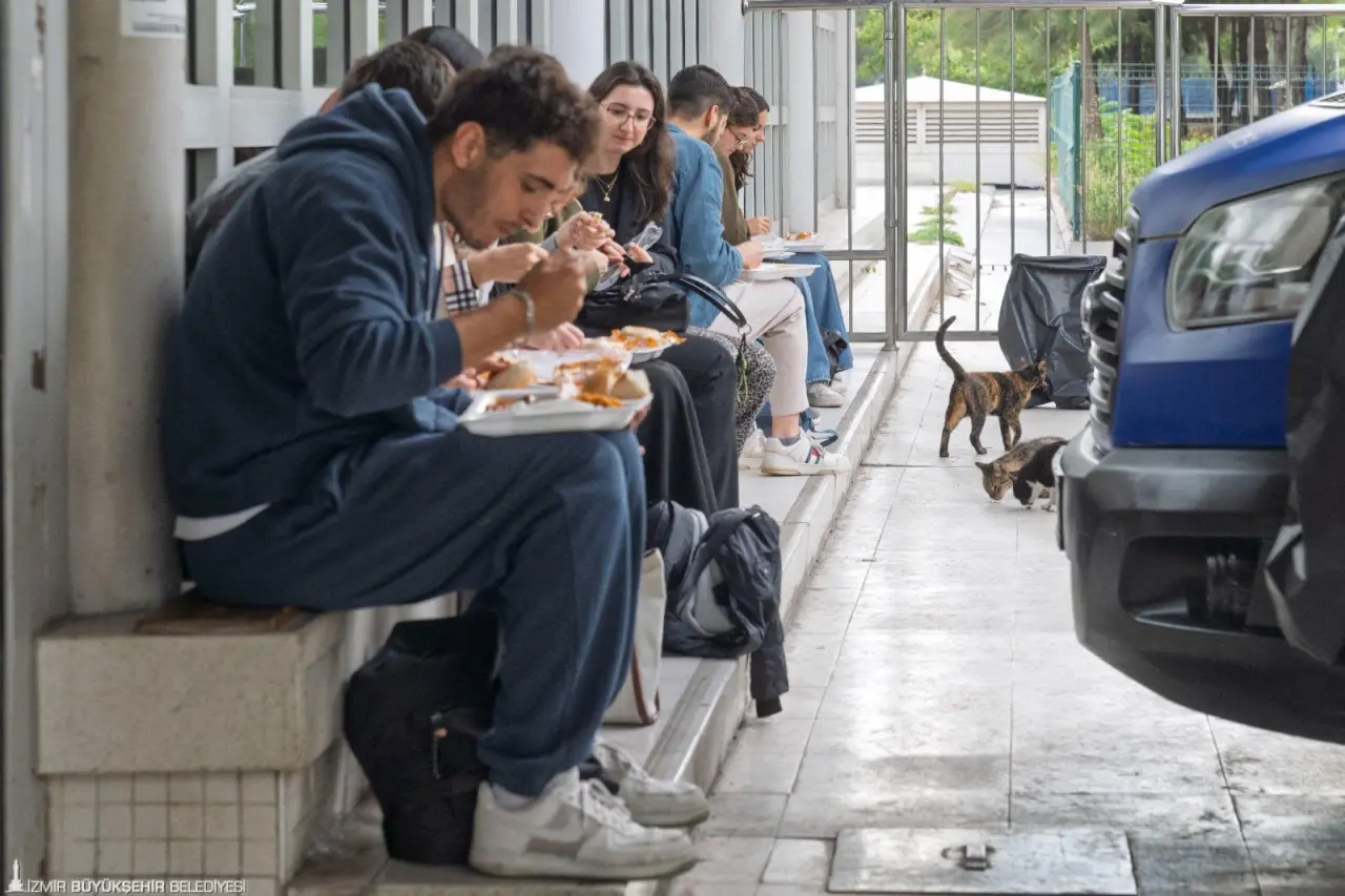 İzmir Büyükşehir Belediyesi’nin üniversite öğrencilerine yönelik ücretsiz sıcak yemek dağıtımı yeni öğrenim yılında da aksatılmıyor. Altı devlet üniversitesinin kampüsü ve yakınında anne eli lezzetinde üretilen yemeklerle gençlerin bütçelerine katkı sağlanıyor.