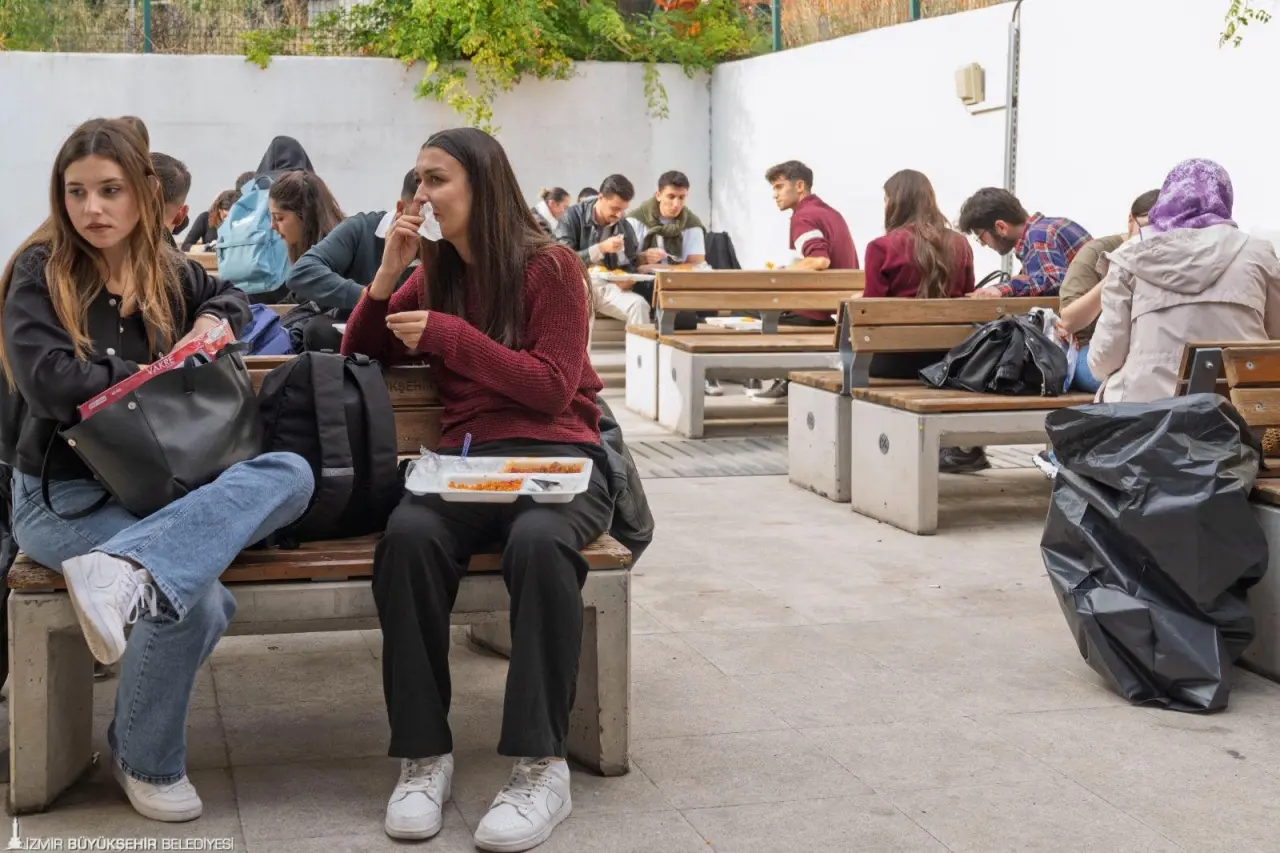 İzmir Büyükşehir Belediyesi’nin üniversite öğrencilerine yönelik ücretsiz sıcak yemek dağıtımı yeni öğrenim yılında da aksatılmıyor. Altı devlet üniversitesinin kampüsü ve yakınında anne eli lezzetinde üretilen yemeklerle gençlerin bütçelerine katkı sağlanıyor.