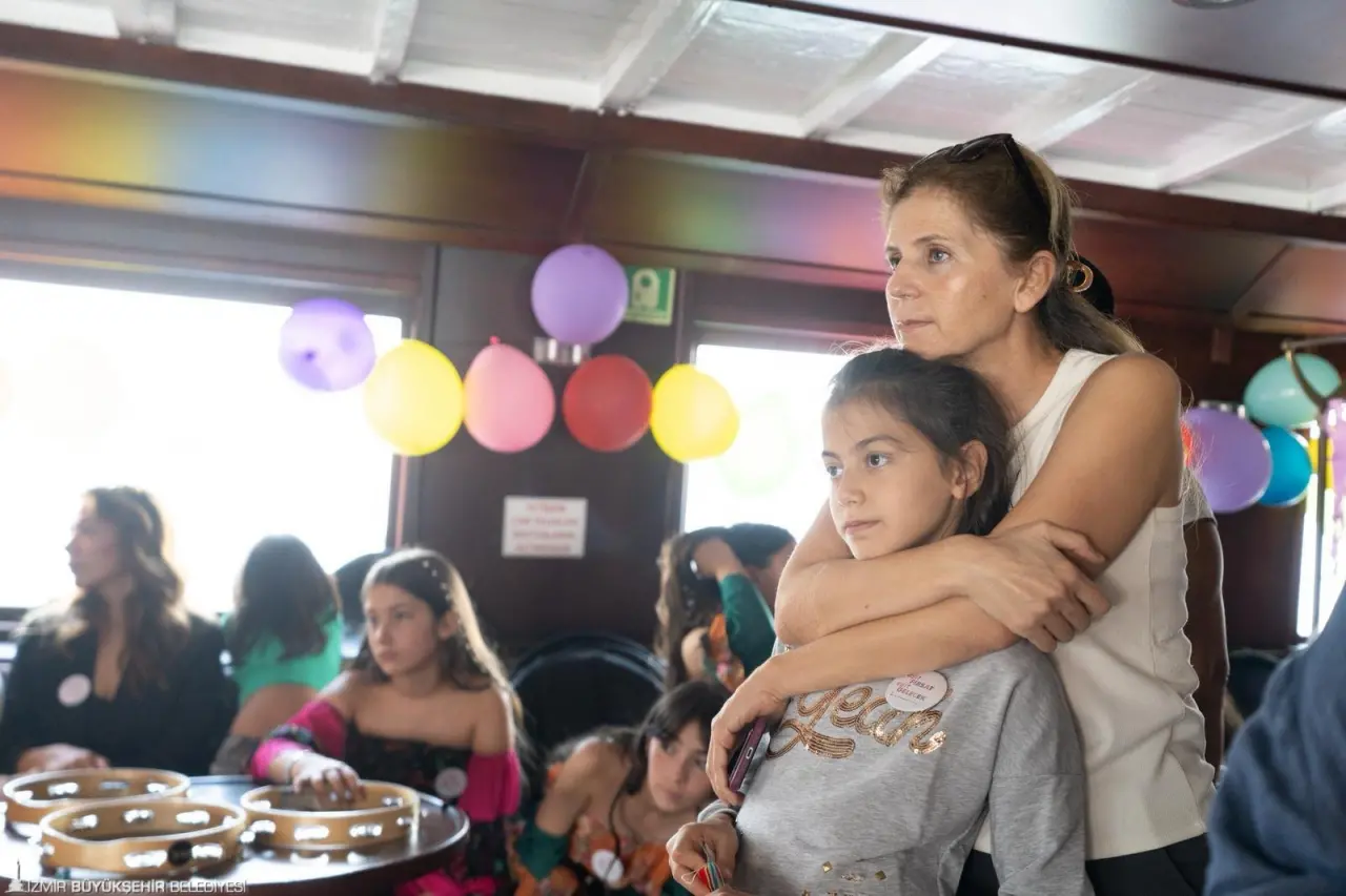 İzmir Büyükşehir Belediyesi, “Dünya Kız Çocukları Günü” kapsamında Tarihi Bergama Vapuru’nda kız çocuklarını ağırladı. Yolculuk boyunca başarılı kadınlar ilham verici hikâyelerini çocuklara anlatırken, yarının geleceklerine ilham oldu.