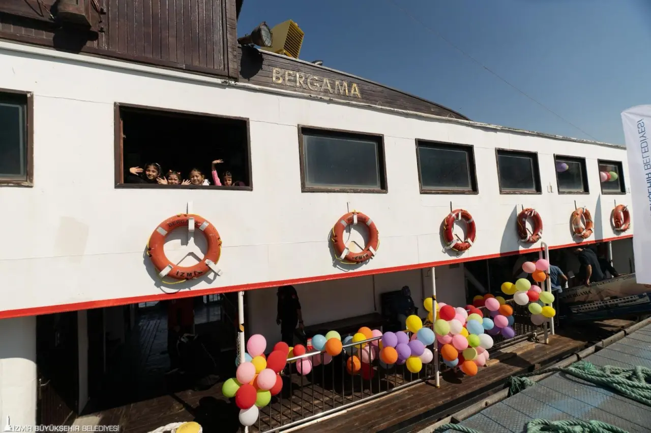 İzmir Büyükşehir Belediyesi, “Dünya Kız Çocukları Günü” kapsamında Tarihi Bergama Vapuru’nda kız çocuklarını ağırladı. Yolculuk boyunca başarılı kadınlar ilham verici hikâyelerini çocuklara anlatırken, yarının geleceklerine ilham oldu.