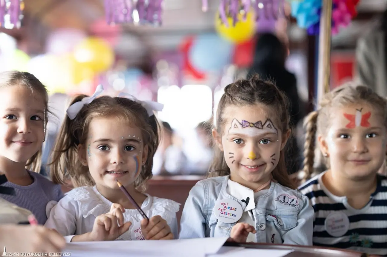 İzmir Büyükşehir Belediyesi, “Dünya Kız Çocukları Günü” kapsamında Tarihi Bergama Vapuru’nda kız çocuklarını ağırladı. Yolculuk boyunca başarılı kadınlar ilham verici hikâyelerini çocuklara anlatırken, yarının geleceklerine ilham oldu.
