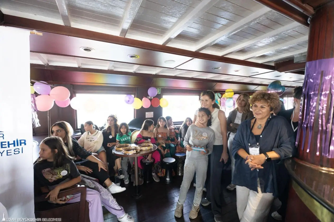 İzmir Büyükşehir Belediyesi, “Dünya Kız Çocukları Günü” kapsamında Tarihi Bergama Vapuru’nda kız çocuklarını ağırladı. Yolculuk boyunca başarılı kadınlar ilham verici hikâyelerini çocuklara anlatırken, yarının geleceklerine ilham oldu.