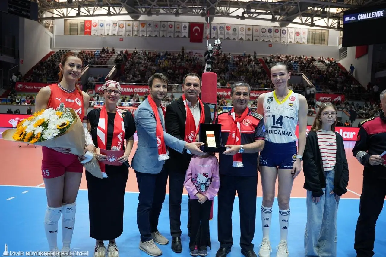 Vodafone Sultanlar Ligi’nin ilk haftasında Fenerbahçe Medicana ile karşılaşan Aras Spor Kulübü Kadın Voleybol Takımı, yaz aylarında meydana gelen orman yangınlarında gösterdikleri özverili çalışmalar nedeniyle İzmir Büyükşehir Belediyesi İtfaiye Dairesi Başkanlığı ekiplerine teşekkür etti. Maç öncesi alkışlar eşliğinde parkeye çıkan itfaiye personeline plaket takdim edildi.