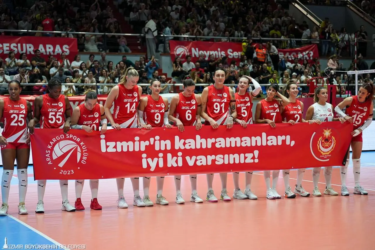 Vodafone Sultanlar Ligi’nin ilk haftasında Fenerbahçe Medicana ile karşılaşan Aras Spor Kulübü Kadın Voleybol Takımı, yaz aylarında meydana gelen orman yangınlarında gösterdikleri özverili çalışmalar nedeniyle İzmir Büyükşehir Belediyesi İtfaiye Dairesi Başkanlığı ekiplerine teşekkür etti. Maç öncesi alkışlar eşliğinde parkeye çıkan itfaiye personeline plaket takdim edildi.