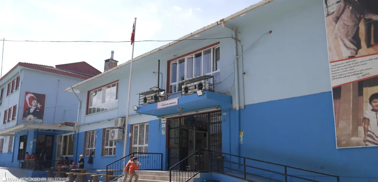 İzmir Büyükşehir Belediyesi’nin sürdürdüğü Okul Aile Birliklerine Destek Projesi kente yayılırken, okulların ihtiyaçlarının giderilmesine yönelik çalışmalar velilerde memnuniyet yarattı. İzmir Büyükşehir Belediye Başkanı Dr. Cemil Tugay’ın yakından takip ettiği projede önemli adımlar atıldı.