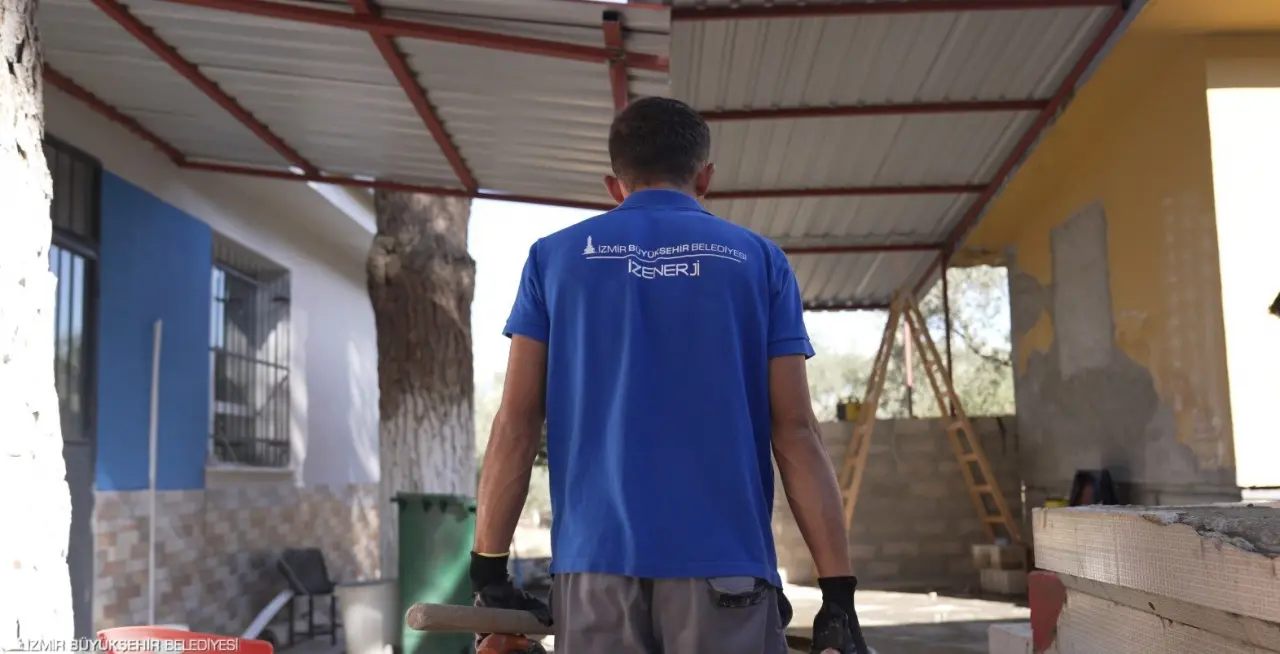 İzmir Büyükşehir Belediyesi’nin sürdürdüğü Okul Aile Birliklerine Destek Projesi kente yayılırken, okulların ihtiyaçlarının giderilmesine yönelik çalışmalar velilerde memnuniyet yarattı. İzmir Büyükşehir Belediye Başkanı Dr. Cemil Tugay’ın yakından takip ettiği projede önemli adımlar atıldı.