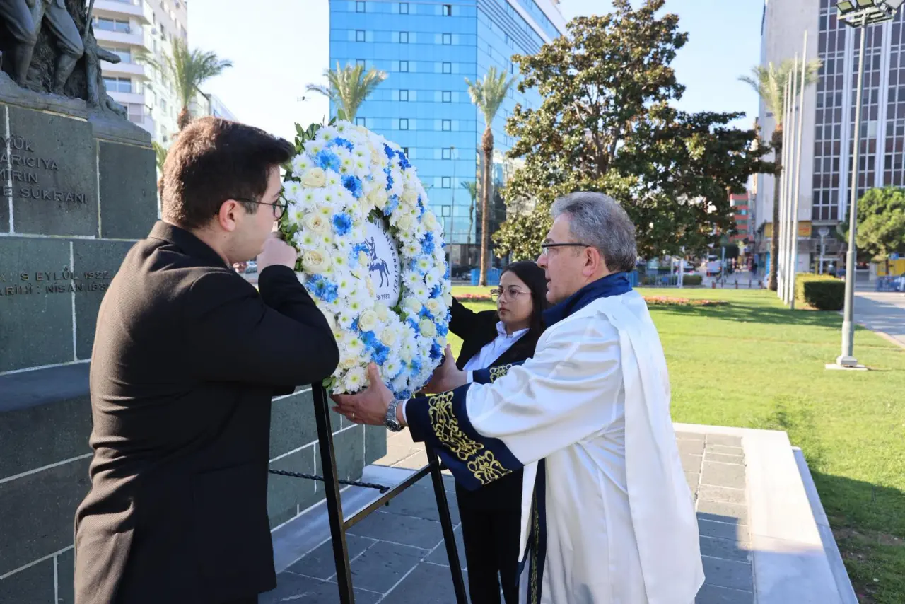 Dokuz Eylül Üniversitesi (DEÜ), 2025-2026 Akademik Yılı açılış törenini Sabancı Kültür Sarayı’nda gerçekleştirdi. Törene; DEÜ Rektörü Prof. Dr. Bayram Yılmaz’ın yanı sıra İzmir Adalet Komisyonu Başkanı Gökberk Sunal, Dışişleri Bakanlığı İzmir Temsilcisi Büyükelçi Yeşim Kebapçıoğlu, üniversitenin önceki dönem rektörleri, akademik ve idari personel ile çok sayıda öğrenci katıldı.