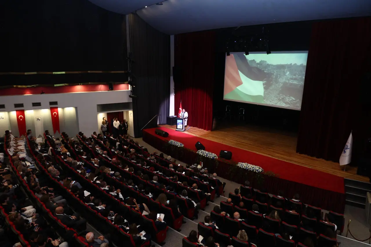 Dokuz Eylül Üniversitesi (DEÜ), 2025-2026 Akademik Yılı açılış törenini Sabancı Kültür Sarayı’nda gerçekleştirdi. Törene; DEÜ Rektörü Prof. Dr. Bayram Yılmaz’ın yanı sıra İzmir Adalet Komisyonu Başkanı Gökberk Sunal, Dışişleri Bakanlığı İzmir Temsilcisi Büyükelçi Yeşim Kebapçıoğlu, üniversitenin önceki dönem rektörleri, akademik ve idari personel ile çok sayıda öğrenci katıldı.