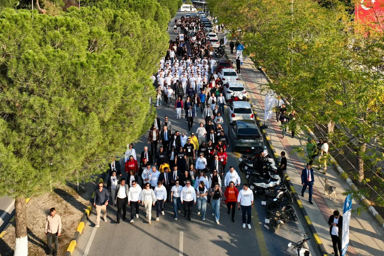 Dokuz Eylül Üniversitesi (DEÜ), 2025-2026 Akademik Yılı açılış törenini Sabancı Kültür Sarayı’nda gerçekleştirdi. Törene; DEÜ Rektörü Prof. Dr. Bayram Yılmaz’ın yanı sıra İzmir Adalet Komisyonu Başkanı Gökberk Sunal, Dışişleri Bakanlığı İzmir Temsilcisi Büyükelçi Yeşim Kebapçıoğlu, üniversitenin önceki dönem rektörleri, akademik ve idari personel ile çok sayıda öğrenci katıldı.