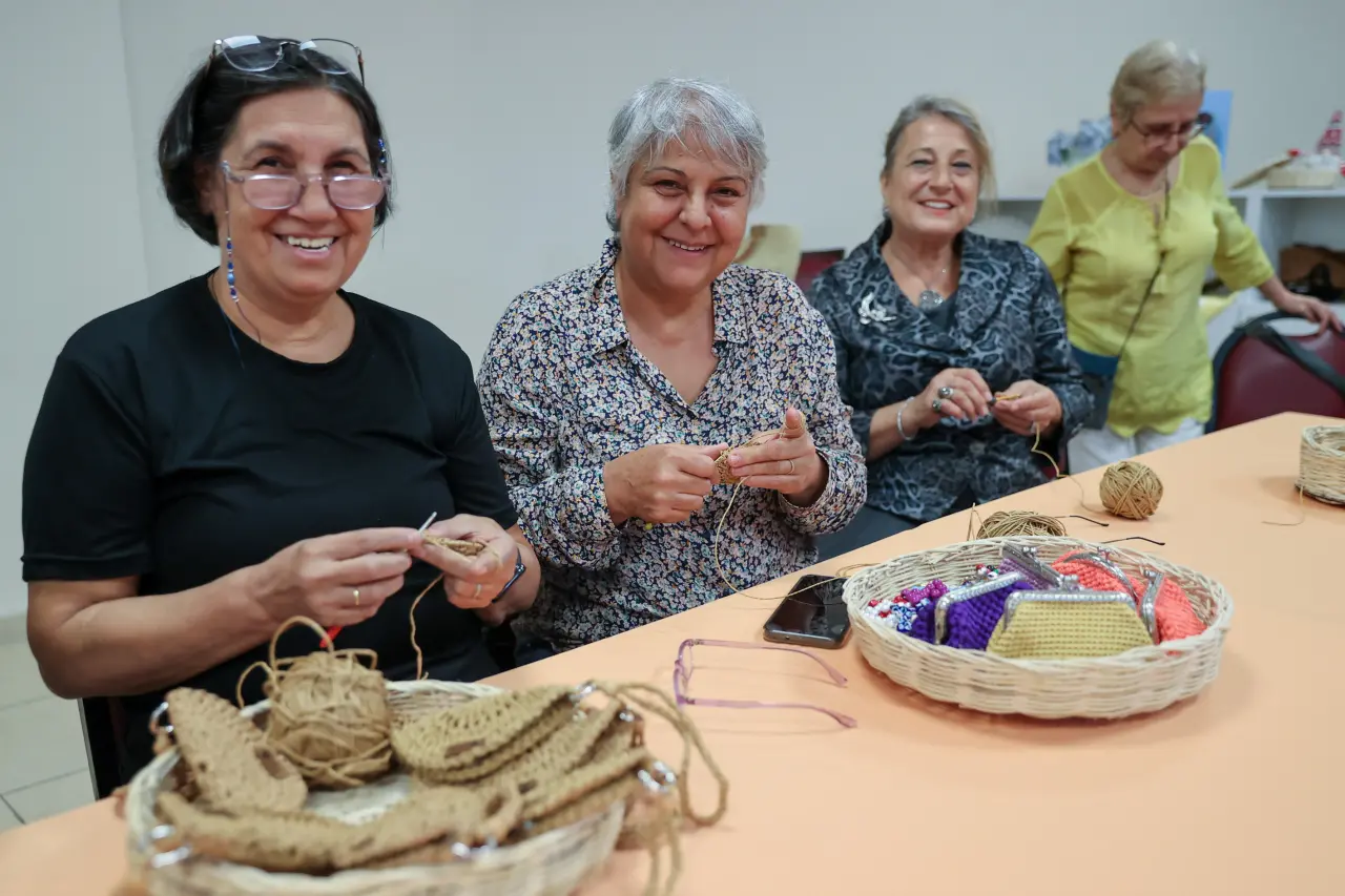 Buca Belediyesi kursiyerlerinin el emekleriyle hazırladıkları gözlük kılıfları büyük beğeni topladı. Kadın emeğinin değer kazanması amacıyla yapılan etkinlikteki satıştan elde edilen gelir ise kursiyerlere can suyu oldu.