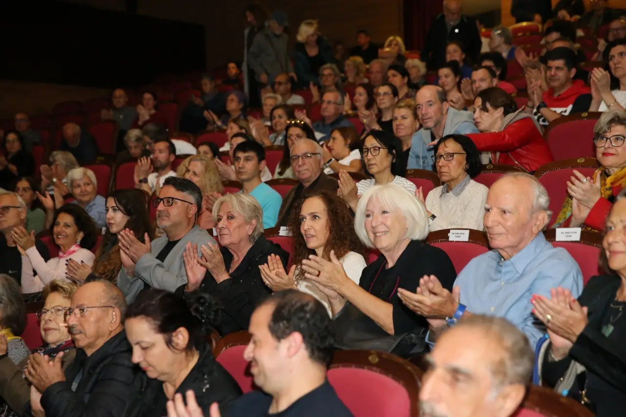 Karşıyaka Belediyesi, kentin yetiştirdiği büyük edebiyat ustası Attilâ İlhan’ı doğumunun 100. yılında özel bir söyleşiyle andı. Gazeteci-yazar Banu Avar ve Biket İlhan’ın konuk olduğu etkinlikte, usta şairin yaşamı, eserleri ve düşünce dünyası üzerine anlamlı bir sohbet gerçekleştirildi. Belediye Başkanı Yıldız Ünsal, “Attilâ İlhan’ı 100. yaşında sevgiyle, saygıyla, minnetle anıyor; yaşasın sanat, yaşasın Cumhuriyet, yaşasın Karşıyaka diyoruz” dedi.