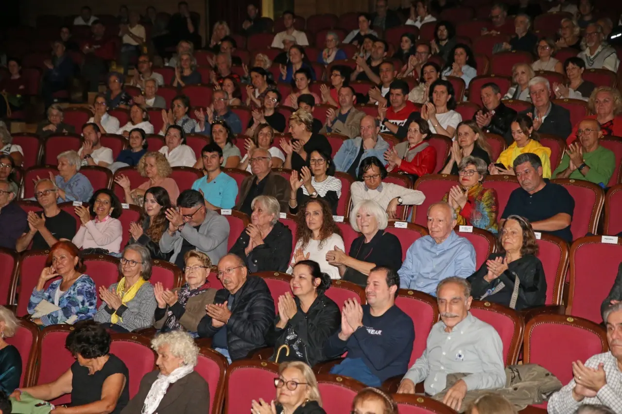 Karşıyaka Belediyesi, kentin yetiştirdiği büyük edebiyat ustası Attilâ İlhan’ı doğumunun 100. yılında özel bir söyleşiyle andı. Gazeteci-yazar Banu Avar ve Biket İlhan’ın konuk olduğu etkinlikte, usta şairin yaşamı, eserleri ve düşünce dünyası üzerine anlamlı bir sohbet gerçekleştirildi. Belediye Başkanı Yıldız Ünsal, “Attilâ İlhan’ı 100. yaşında sevgiyle, saygıyla, minnetle anıyor; yaşasın sanat, yaşasın Cumhuriyet, yaşasın Karşıyaka diyoruz” dedi.