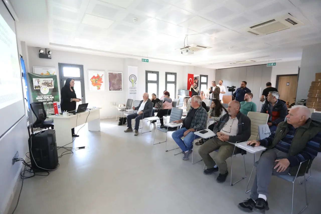 Efes Selçuk Belediyesi ve İzmir Büyükşehir Belediyesi iş birliğiyle Efes Tarlası Yaşam Köyü’nde yer alan Toprak Okulunda üreticilere yönelik Ücretsiz Toprak Analizi Eğitimi düzenlendi.