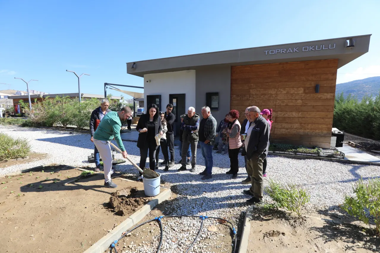 Efes Selçuk Belediyesi ve İzmir Büyükşehir Belediyesi iş birliğiyle Efes Tarlası Yaşam Köyü’nde yer alan Toprak Okulunda üreticilere yönelik Ücretsiz Toprak Analizi Eğitimi düzenlendi.